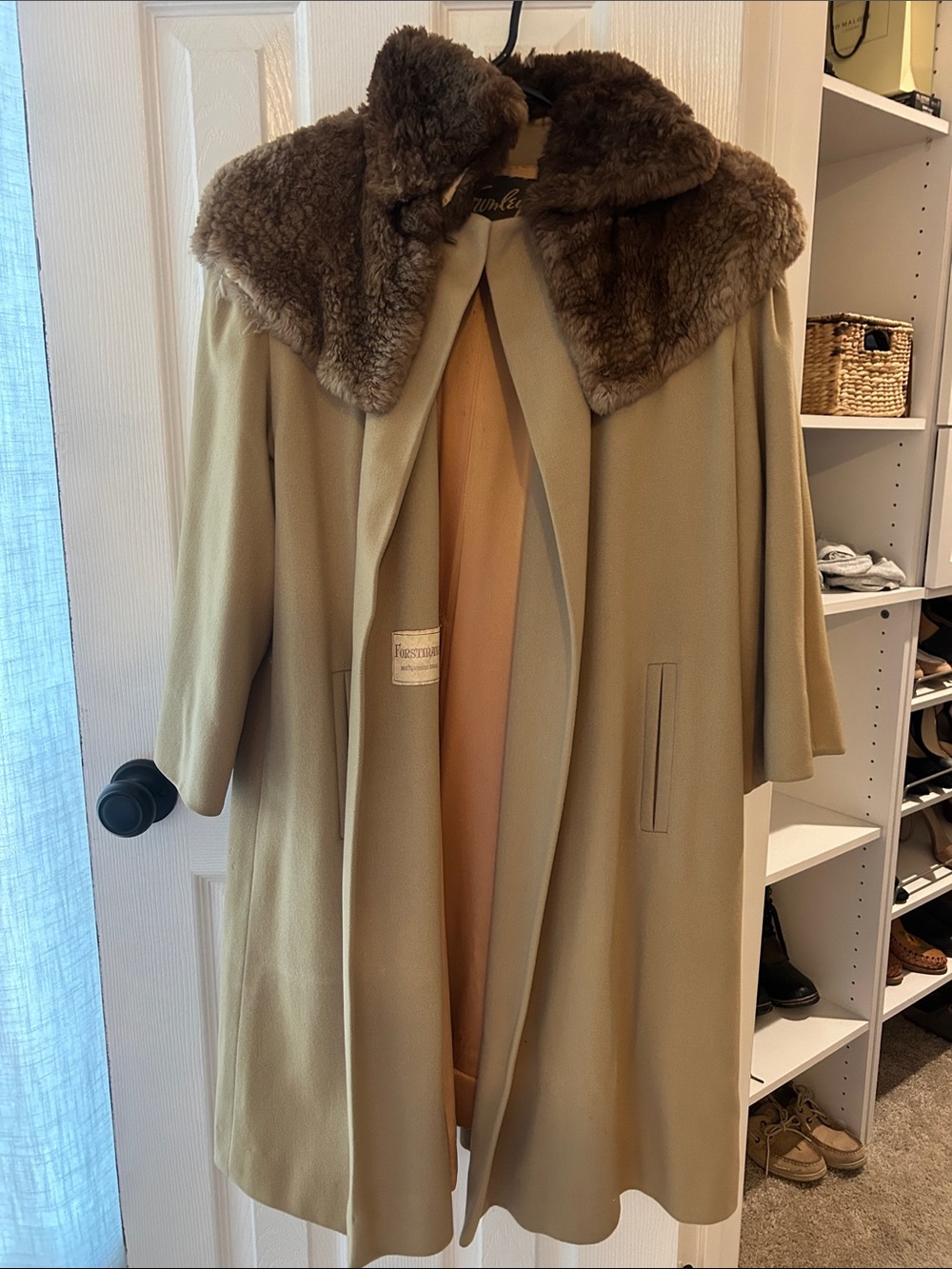 Vintage-Inspired Women's Camel Coat with Brown Faux Fur Collar